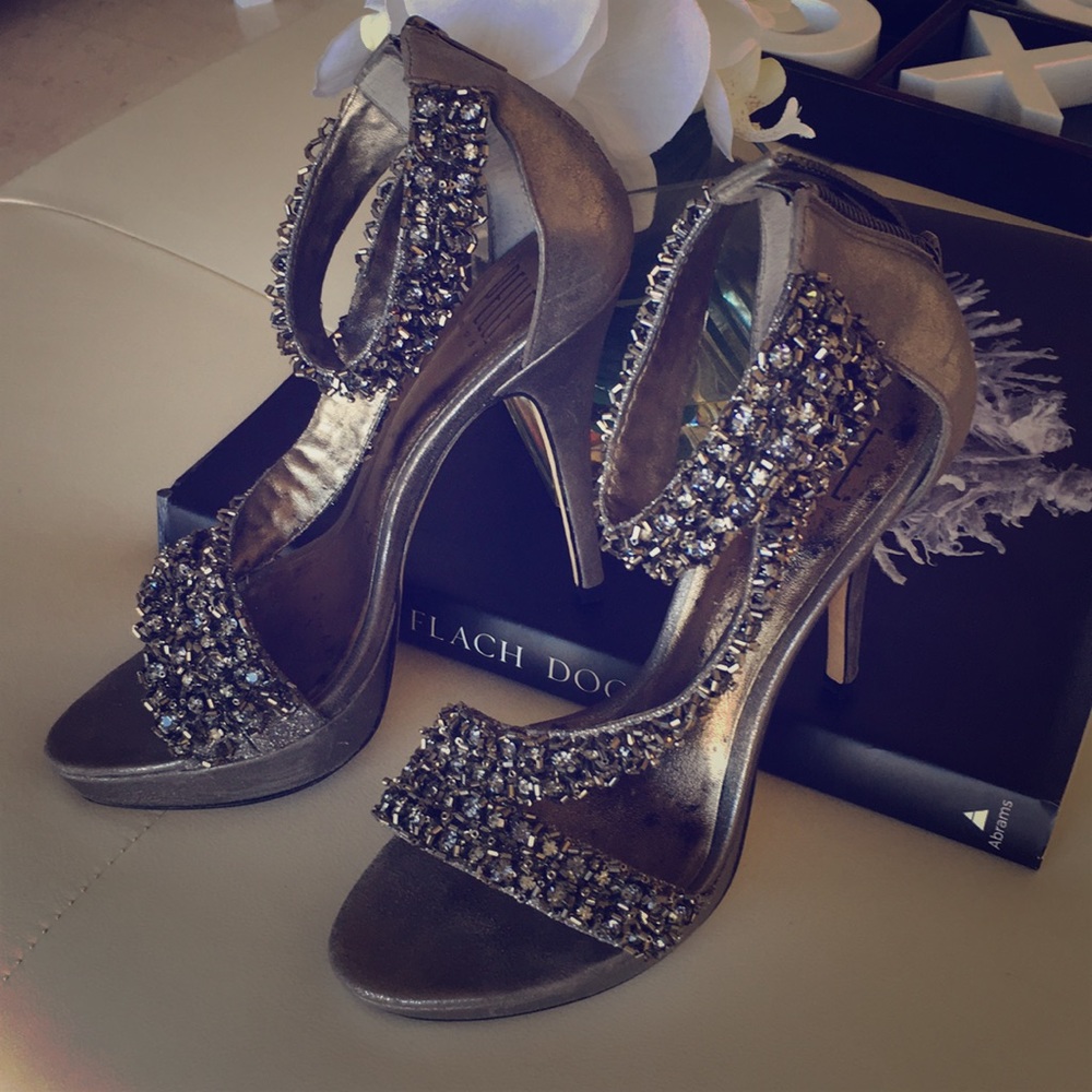 Pelle Moda Favilla Metallic Sandal size 6 1/2